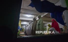 Jamaah Tarekat Naqsabandiyah melaksanakan shalat tarawih pertama di Surau Baru, Pauh, Padang, Sumatera Barat, Senin (16/2/2026). Tarekat Naqsabandiyah di kota itu menentukan puasa Ramadhan 1447 Hijriyah menggunakan perhitungan kalender hisab yang sudah dipedomani turun-temurun sehingga awal Ramadhan jatuh pada Selasa (17/2/2026). 