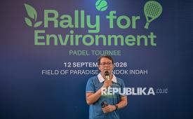 Pemimpin Redaksi Republika Andi Muhyiddin memberikan sambutan saat acara Padel For Environment di Jakarta, Sabtu (12/9/2026). Republika menggelar kompetisi padel bertajuk Padel For Environment dalam rangkaian acara ESG Now Movement 2026 yang diikuti oleh puluhan pemain padel dengan memperebutkan hadiah senilai jutaan rupiah. Selain pertandingan padel, kegiatan ESG Now Movement 2026 kali ini juga menggelar ruang edukasi terkait gaya hidup yang berkelanjutan dengan menyumbangkan bibit pohon.