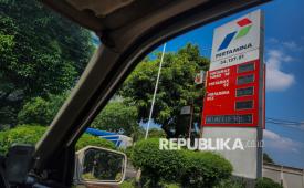 Daftar harga BBM jenis pertamax turbo hingga pertamina dex ditampilkan di salah satu SPBU di Jakarta, Sabtu (18/4/2026). (ilustrasi)
