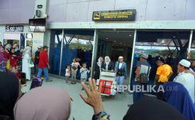 Jamaah Haji saat tiba di Bandara Domine Eduard Osok (DEO) Sorong, Papua Barat Daya, Kamis (21/7/2023). Dari 784 jamaah haji, 780 jamaah haji kloter 19 dan kloter 20 asal Papua Barat dan Papua Barat Daya tiba dengan selamat di daerah masing-masing, sementara 2 jamaah dilaporkan meninggal dunia dan 2 orang lainnya sakit dalam perawatan di Rumah Sakit Arab Saudi.  