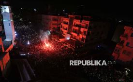 Para pengunjuk rasa menyalakan suar di dekat kedutaan Israel menyusul serangan terhadap sebuah rumah sakit di Jalur Gaza, di Amman, Yordania, 18 Oktober 2023.