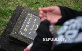 Ilustrasi berdoa di makam.