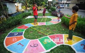 Sejumlah anak bermain permainan tradisional di Taman Robusta, Pondok Kopi, Jakarta Timur, Jumat (7/2/2025). Taman Robusta menyediakan ruang bermain ramah anak dengan fasilitas permainan tradisional seperti ular tangga dan tapak gunung guna mengurangi dampak negatif penggunaan gadget pada anak-anak.