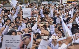 Sejumlah anggota Perkumpulan Guru Madrasah (PGM) Indonesia menggelar unjuk rasa saat Apel Akbar Guru Honorer di Kota Tasikmalaya, Jawa Barat, Senin (26/1/2026). Mereka menuntut pengangkatan 2.900 guru madrasah se-Kota Tasikmalaya dari jenjang RA hingga aliyah menjadi Pegawai Pemerintah dengan Perjanjian Kerja (PPPK), di tengah kebijakan pengangkatan langsung pegawai Satuan Pelayanan Pemenuhan Gizi (SPPG) dalam program Makan Bergizi Gratis. 