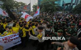 Massa gabungan dari mahasiswa dan elemen masyarakat menggelar aksi di kawasan Dukuh Atas, Jakarta, Jumat (12/6/2026).