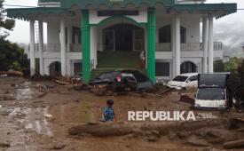 Warga mengecek kondisi kendaraan yang terendam material banjir bandang di Arosuka, Kabupaten Solok, Sumatera Barat, Selasa (22/9/2026). Banjir bandang yang menerjang kawasan perkantoran di pusat kabupaten pada Senin (21/9) malam itu juga memutus akses jalan nasional dan menyebabkan sejumlah korban hilang.  