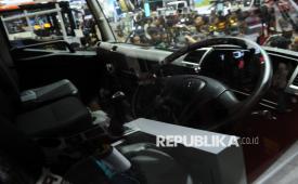 Ruang kemudi truk Mitsubishi Fuso tipe Fighter X FM65F saat dipamerkan pada gelaran Gaikindo Indonesia International Auto Show (GIIAS) 2025 di ICE BSD, Tangerang, Banten, Rabu (23/7/2025). Mitsubishi memperkenalkan lima display unit pada GIIAS 2025, diantaranya Mitsubishi Fuso Fighter X FM65F Tractor Head 4x2 untuk industri logistik, EV Mobile Charger Canter FE 71, truk modifikasi Canter, Bus FR 84 G BC, dan eCanter Truk full listrik ramah lingkungan.