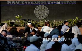 Warga Muhammadiyah menghadiri Sholat Idul Fitri 1447 di pelataran Gedung Pimpinan Pusat (PP) Muhammadiyah, Menteng, Jakarta Pusat, Jumat (20/3/2026). Warga Muhammadiyah melaksanakan Sholat Idul Fitri pada hari Jumat (20/3) atau satu hari lebih awal dari ketetapan Pemerintah yang jatuh pada Sabtu (21/3). 