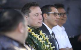Elon Musk saat meluncurkan Starlink di Denpasar, Bali, Indonesia.