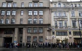 Warga Rusia mengantri di luar tempat pemungutan suara untuk memberikan suara pada pemilihan presiden di St.Petersburg, Rusia, Ahad (17/3/2024).