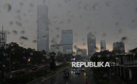 Pengendara melintas di Jalan Sudirman saat hujan di Jakarta (ilustrasi). Menjaga daya tahan tubuh dinilai menjadi  kunci untuk mencegah sakit akibat terpapar air hujan yang mengandung mikroplastik.