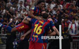 Para pemain Barcelona melakukan selebrasi seusai mencetak gol dalam pertandingan final Piala Super Spanyol antara FC Barcelona dan Real Madrid di Jeddah, Arab Saudi, Ahad (11/1/2026).
