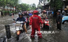 Petugas Damkar mengatur lalu lintas saat genangan air menutupi Jalan Kemang Raya, Jakarta Selatan, Selasa (5/11/2024). Genangan air yang membanjiri kawasan tersebut disebabkan oleh luapan Kali Krukut dan saluran drainase yang tersumbat sampah saat hujan lebat disertai angin pada sore hari ini di beberapa titik di Jakarta, salah satunya di kawasan Kemang Raya.  Sementara,  Badan Meteorologi Klimatologi dan Geofisika (BMkG) memprediksi hujan merata di berbagai wilayah di Indonesia selama sepekan kedepan.