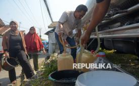 Sejumlah warga mengisi air saat distribusi bantuan air di Desa Neglasari, RT 03/RW 02, Kecamatan Dramaga, Kabupaten Bogor, Jawa Barat, Kamis (16/7/2026). Menurut warga setempat, krisis air telah terjadi sejak pertengahan Mei 2026 lalu akibat kekeringan pada musim kemarau