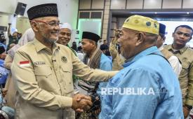 Menteri Haji dan Umrah (Menhaj) Mochamad Irfan Yusuf (kiri) menyapa seorang haji setibanya di Embarkasi Haji Antara Provinsi Jambi, Jambi, Rabu (24/6/2026). Menhaj menerima kepulangan 444 orang haji asal Kota Jambi dan Kabupaten Muaro Jambi yang tergabung dalam kelompok terbang (kloter) BTH 20 di asrama haji setempat. 