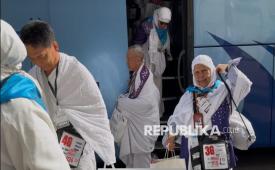 Jamaah calon haji Indonesia Kloter 08 Embarkasi Padang tiba di hotel Manar Al Manshaer, Makkah, Arab Saudi, Sabtu (17/5/2025). Jamaah haji gelombang kedua Indonesia langsung menuju Makkah. Masa kedatangan jamaah calon haji gelombang satu dari Indonesia menuju Madinah telah berakhir pada Jumat (16/5/2025) dan selanjutnya kedatangan jamaah calon haji gelombang dua dari Indonesia menuju Bandara King Abdul Aziz Jeddah dimulai pada 17 Mei 2025. 