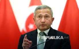 Menteri Luar Negeri Singapura Vivian Balakrishnan memberikan pernyataan bersama usai pertemuan bilateral di Gedung Pancasila, Kantor Kementerian Luar Negeri, Jakarta, Selasa (27/10/2026). Pertemuan bilateral tersebut untuk memperkuat koordinasi penanganan kebakaran hutan dan lahan (karhutla) serta dampaknya, termasuk membahas pembentukan satuan tugas bersama dan sejumlah bidang kerja sama lainnya.