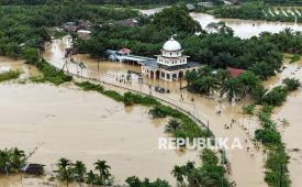 Pengendara melintasi jalan nasional Medan-Banda Aceh yang terendam banjir di Desa Peuribu, Arongan Lambalek, Aceh Barat, Aceh, Kamis (27/11/2025). Bencana banjir yang melanda 16 kabupaten/kota di Aceh selain berdampak pada ratusan ribu warga juga merusak sejumlah badan jalan dan jembatan sehingga memutuskan akses transpotasi darat. 