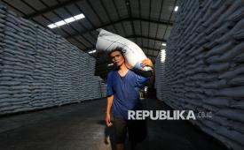 Pekerja melakukan bongkar muat beras di Gudang Bulog, Komplek Pergudangan Sunter Timur, Kanwil DKI Jakarta dan Banten, Jakarta, Selasa (7/4/2026).