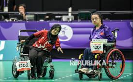 Atlet Boccia Indonesia Gischa Zayana (kiri) melemparkan bola saat bertanding melawan atlet Boccia Hong Kong Hiu Lam Yeung (kanan) pada final Individual BC2 putri Boccia Asian Para Games 2026 di Rainbow Hall General Stadium Nagoya, Aichi, Jepang, Rabu (21/10/2026). Gischa berhasil merah medali emas setelah menang dengan skor 6-5. 