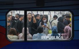 Penumpang menaiki MRT Jakarta dari Stasiun MRT Bundaran HI di Jakarta, Kamis (6/11/2025).