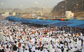 Jamaah haji Indonesia memadati area mabit di Muzdalifah, Makkah, Arab Saudi, Jumat (6/6/2025). Setelah mabit di Muzdalifah, jamaah haji melanjutkan perjalanan ke Mina untuk melempar jumrah Aqabah. 