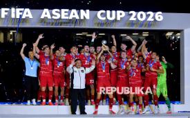 Presiden Prabowo Subianto bersama pemain Timnas Indonesia mengangkat piala juara FIFA ASEAN Cup 2026 di Stadion Utama Gelora Bung Karno (SUGBK), Senayan, Jakarta, Senin (5/10/2026). Indonesia juara setelah mengalahkan Thailand lewat adu penalti dengan skor 4-2.