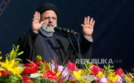 Presiden Iran Ebrahim Raisi menyapa massa saat perayaan 45 tahun Revolusi Islam, di Teheran, Iran, 11 Februari 2024.