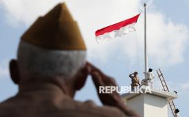 Veteran melakukan penghormatan saat pementasan opera kolosal berjudul Merah Putih Bertanya di Hotel Majapahit, Surabaya, Jawa Timur, Sabtu (26/9/2026). Kegiatan itu untuk memperingati peristiwa aksi perobekan bendera Belanda menjadi Merah Putih oleh para pejuang pada 19 September 1945 di hotel yang dulu bernama Yamato. 