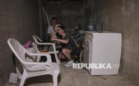 Warga Israel berlindung di ruang bunker perlindungan saat Iran menembakkan rudal serangan balasan ke Tel Aviv, Israel, Ahad (15/6/2025). Channel 13 Israel melaporkan, serangan Iran menyebabkan kehancuran yang belum pernah terjadi sebelumnya di wilayah Tel Aviv, dengan puluhan bangunan rusak akibat rudal Iran atau pecahan peluru kendali.