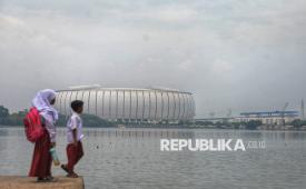 Anak-anak sekolah bermain di sekitar Area Waduk Cincin, Jakarta, Senin (1/12/2025). (ilustrasi)