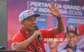 Pembalap Moto3 Veda Ega Pratama menyapa para penggemarnya saat Homecoming Tour Local Heroes Indonesia di Sarinah, Jakarta, Jumat (17/7/2026). Kegiatan tersebut merupakan rangkaian dari Pertamina Grand Prix of Indonesia 2026 yang berlangsung di Pertamina Mandalika International Circuit, Lombok, Nusa Tenggara Barat (NTB) pada 9–11 Oktober 2026. 