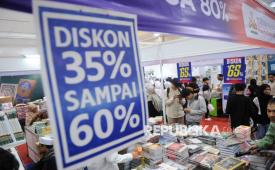 Pengunjung melihat buku dalam acara Islamic Book Fair (IBF) 2025 di Jakarta International Convention Center (JICC), Senayan, Jakarta, Kamis (19/6/2025). Pameran buku Islam terbesar di Indonesia ini berlangsung selama lima hari hingga 22 Juni 2025, yang menghadirkan 222 penerbit, 42 perusahaan multiproduk, serta 14 pondok pesantren. Tak hanya dari dalam negeri, peserta juga berasal dari luar negeri seperti Arab Saudi, Mesir, Kuwait, dan Malaysia. Mengusung tema Berhijrah Melalui Literasi Islami untuk Pribadi yang Berkualitas, IBF 2025 diharapkan menjadi ruang literasi Islami yang inspiratif serta wadah pertemuan antara penulis, penerbit, dan masyarakat.