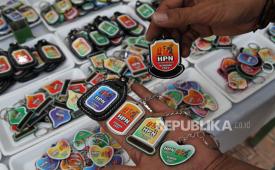 Pelaku UMKM menunjukkan produk gantungan kunci yang dijual pada Pameran UMKM di MTQ Square, Kendari, Sulawesi Tenggara, Senin (7/2/2022).