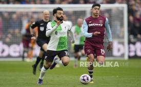 Aksi Striker Liverpool Mohamed Salah saat bersama timnya menghadapi West Ham United, Sabtu (27/4/2024). 