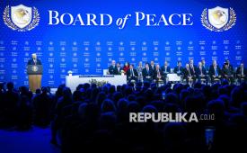 Presiden Prabowo Subianto (kedua kanan) menyaksikan Presiden Amerika Serikat Donald Trump (kiri) memberikan pidato saat World Economic Forum (WEF) 2026 di Congress Hall, Davos, Swiss, Kamis (22/1/2026). 