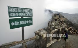 Sejumlah wisatawan mengunjungi bibir kawah Gunung Bromo di Kawasan Taman Nasional Bromo Tengger Semeru (TNBTS), Probolinggo, Jawa Timur, Kamis (14/12/2023). 