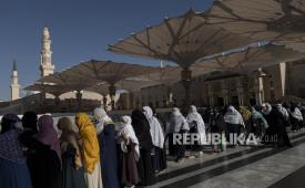 Umat Islam antre memasuki Raudhah di pelataran Masjid Nabawi, Madinah, Arab Saudi.
