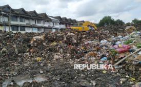 Sampah menumpuk di Pasar Caringin hingga menyerupai bukit di depan Pasar Caringin Kota Bandung, Jawa Barat, Jumat (20/12/2024).