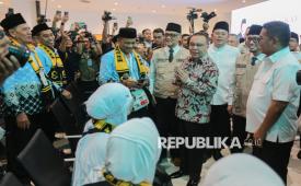 Menteri Haji dan Umroh M Irfan Yusuf (kelima kanan) bersama Wakil Ketua DPR RI Sufmi Dasco (keempat kanan) menyapa calon jamaah haji saat pelepasan jamaah calon haji embarkasi Banten di Bandara Soekarno Hatta, Tangerang, Banten, Rabu (22/4/2026). Sebanyak 391 jamaah kloter pertama dari embarkasi Banten secara resmi dilepas oleh Menteri Haji dan Umroh M Irfan Yusuf didampingin oleh Wakil Ketua DPR RI Sufmi Dasco untuk diberangkatkan ke Tanah Suci Mekah.