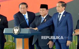 President Prabowo Subianto together with seventh President Joko Widodo and sixth President Susilo Bambang Yudhoyono symbolically launched the investment management body Daya Anagata Nusantara (Danantara) Istana Merdeka, Central Jakarta, Monday (24/2/2025). Danantara officially launched as Indonesia's sovereign wealth fund that will manage assets worth more than 900 billion US dollars, with initial funding projected to reach 20 billion US dollars.