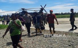 Anggota TNI-Polri yang tergabung dalam Satgas Operasi Damai Cartenz mengevakuasi sejumlah warga Kampung Alama Nduga, Nduga, Papua Pegunungan, dengan menggunakan helikopter saat tiba di Bandara Timika, Papua Tengah, Papua, Senin (20/02/2023).
