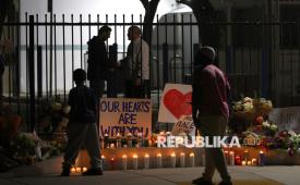 Sejumlah lilin dan karangan bunga dukacita diletakkan di depan gerbang Pusat Islam San Diego di San Diego, California, AS, Selasa (19/5/2026) waktu setempat. Tiga orang meninggal dunia akibat aksi penembakan brutal yang dilakukan dua remaja di Pusat Islam San Diego. Korban meninggal adalah petugas keamanan Amin Abdullah dan dua warga yakni Mansour Kaziha dan Nadir Awad.