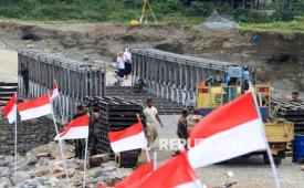 Sejumlah pekerja dan Prajurit TNI AD menyelesaikan pembangunan jembatan bailey penghubung Kabupaten Aceh Tengah dan Kabupaten Nagan Raya di Desa Blang Beurandeh, Kecamatan Beutong Ateuh Banggalang, Nagan Raya, Aceh, Senin (5/1/2026). Kementerian Pekerjaan Umum bersama TNI AD terus berupaya mempercepat penyelesaian pembangunan jembatan bailey yang menghubungkan Kabupaten Aceh Tengah dan Kabupaten Nagan Raya untuk memperlancar akses transportasi dan memulihkan daerah terdampak yang diharapkan dapat selesai pada pertengahan Januari 2026. 