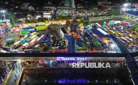 Sejumlah kendaraan antre memasuki kapal di Pelabuhan Ketapang, Banyuwangi, Jawa Timur, Senin (16/3/2026). Pelabuhan Ketapang menerapkan skema Tiba, Bongkar, Berangkat (TBB) untuk mempercepat aliran keluar masuk kendaraan menuju kapal sekaligus mempercepat proses penguraian kepadatan yang terjadi saat arus mudik menjelang Hari Raya Idul Fitri di Pelabuhan Gilimanuk, Bali. 