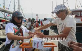 Peserta misi kemanusiaan yang tergabung dalam Global Sumud Flotilla (GSF) 2.0 menyiapkan bantuan untuk warga Gaza di kawasan Pelabuhan Marmaris,  Turki, Senin (11/5/2026).