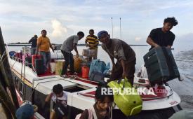 Penumpang kapal MV Dumai Express 8 rute Batam-Kuala Tungkal mengangkut barang bawaannya setibanya di dermaga pelabuhan Kuala Tungkal, Tanjung Jabung Barat, Jambi, Ahad (15/3/2026). Kantor Pelabuhan Lalu Lintas Angkutan Sungai, Danau, dan Penyeberangan (LLASDP) Kuala Tungkal melayani sebanyak 1.068 penumpang datang dan 587 penumpang berangkat melalui empat dermaga LLASDP setempat pada Ahad (15/3) atau meningkat dibanding hari sebelumnya sebanyak 374 penumpang datang dan 310 penumpang berangkat. 