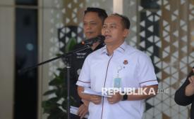 Kapuspenkum Kejagung Anang Supriatna saat menyampaikan keterangan terkait penanganan perkara di Kejaksaan Agung, Jakarta, Kamis (4/9/2025). Kejaksaan Agung menahan dan menetapkan Mantan Menteri Pendidikan, Kebudayaan, Riset dan Teknologi (Mendikbudristek) Nadiem Makarim sebagai tersangka dalam kasus dugaan korupsi pengadaan chromebook di Kemendikbudristek.