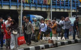 Sejumlah penumpang turun dari bus di Terminal Kampung Rambutan, Jakarta, Rabu (25/3/2026). 