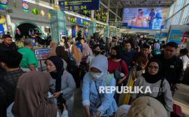 Pemudik bergegas menuju area peron untuk menaiki kereta di Stasiun Pasar Senen, Jakarta, Sabtu (14/3/2026). Berdasarkan data KAI Daop 1 Jakarta, jumlah pemudik pada H-6 lebaran yang berangkat dari Stasiun Pasar Senen mencapai 50.179 penumpang dan diprediksi puncak arus mudik terjadi pada tanggal 17-18 Maret mendatang.